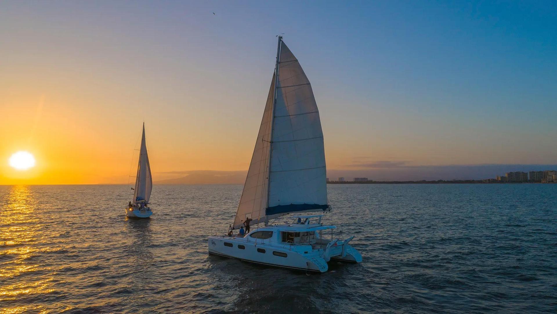 Velero al Atardecer